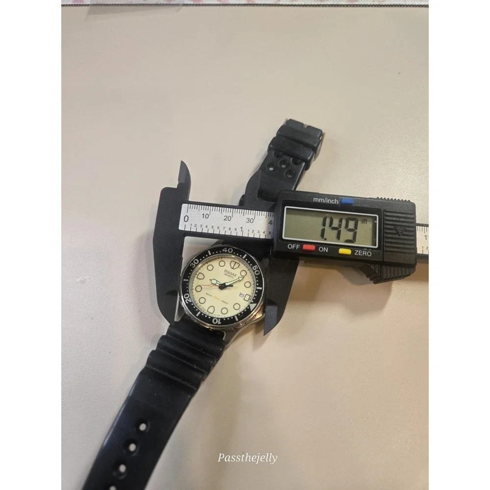 Pulsar Diver Watch Mens 200M White Dial Date Black Bezel Quartz Rubber Strap Vin